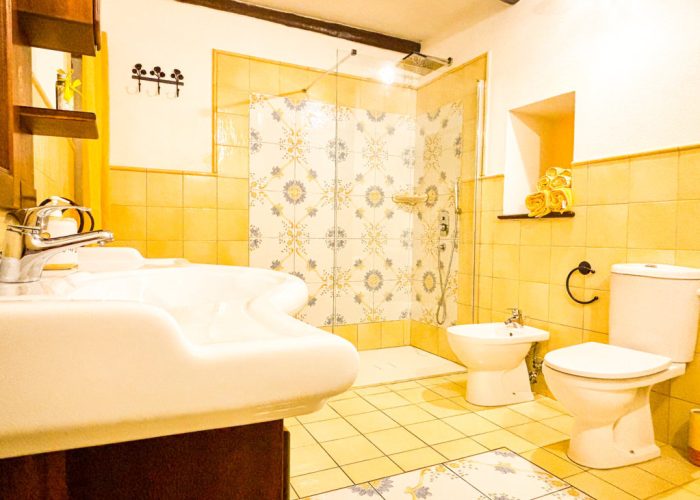 bagno camera gialla B&b Nefer Maratea