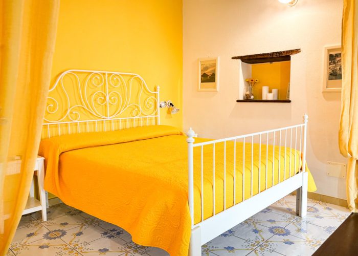 letto camera gialla B&b Nefer Maratea