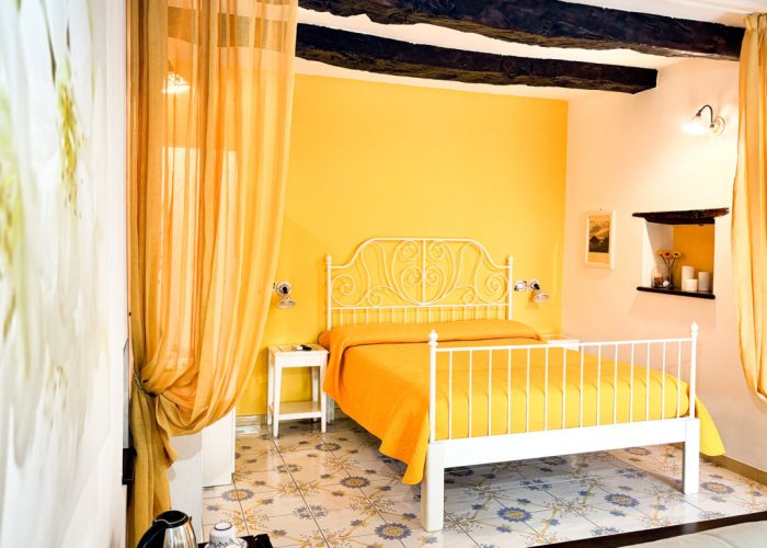 letto camera gialla B&b Nefer Maratea
