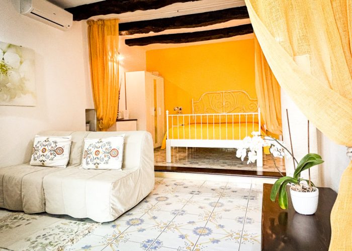 letto camera gialla B&b Nefer Maratea