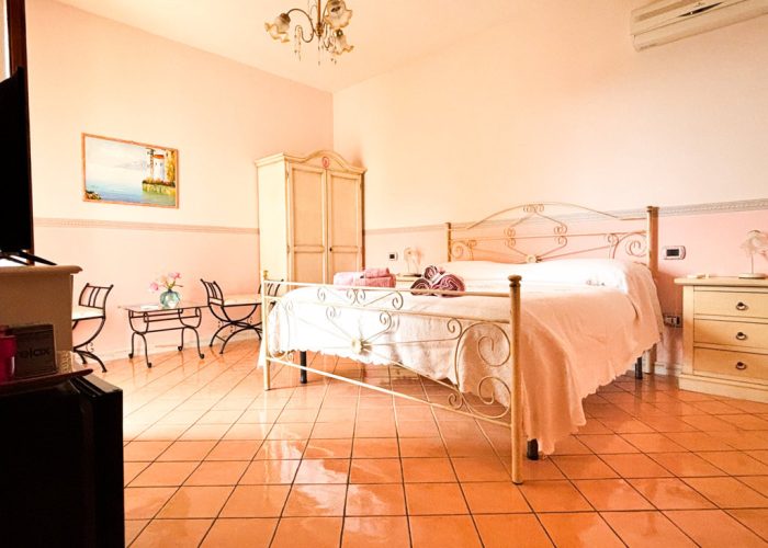 letto camera rosa B&b Nefer Maratea