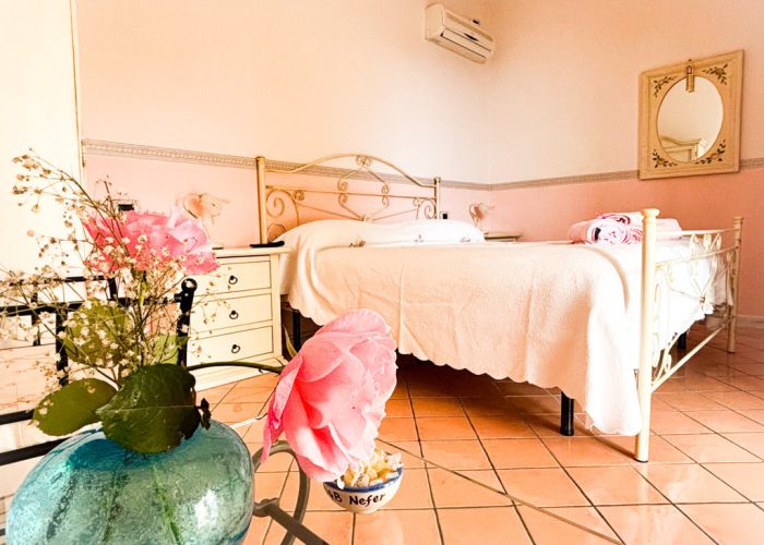 letto camera rosa B&b Nefer Maratea